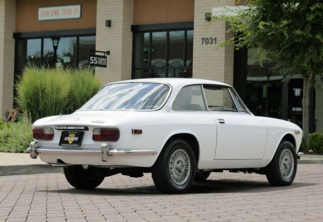 Alfa Romeo GTV 1974 image number 2