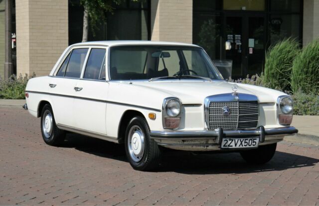 Mercedes-Benz 200-Series 1972 image number 0