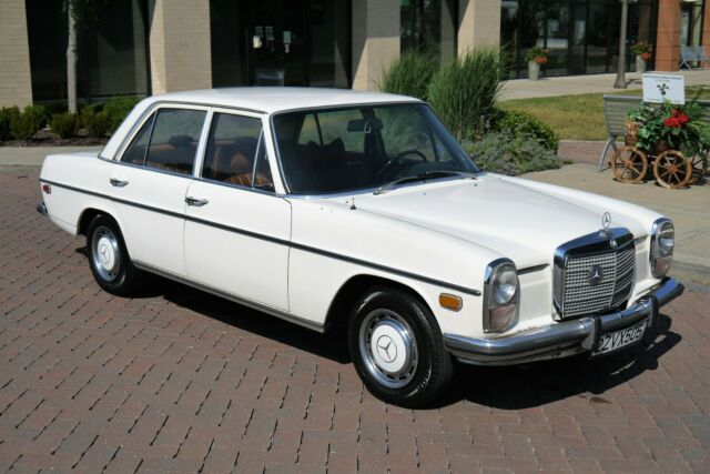 Mercedes-Benz 200-Series 1972 image number 1