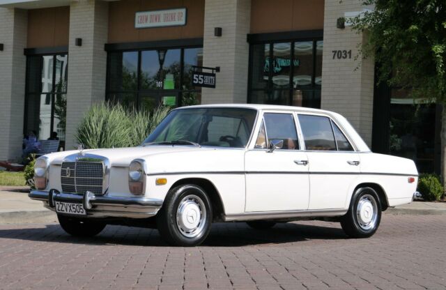 Mercedes-Benz 200-Series 1972 image number 11