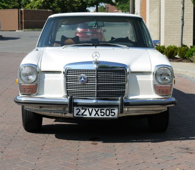 Mercedes-Benz 200-Series 1972 image number 12