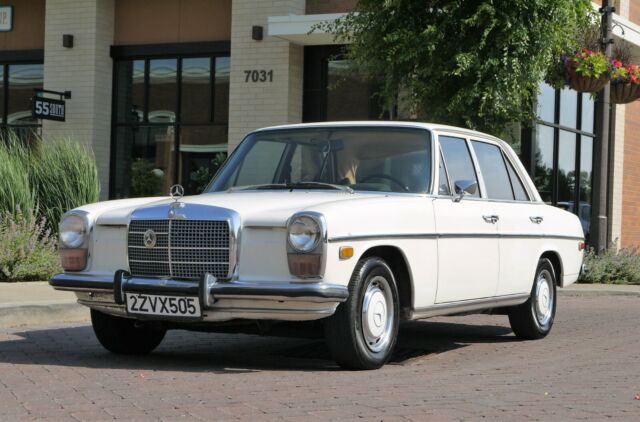 Mercedes-Benz 200-Series 1972 image number 19