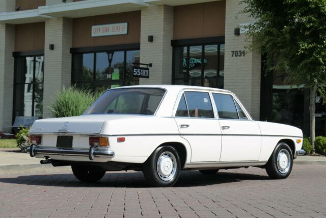 Mercedes-Benz 200-Series 1972 image number 2