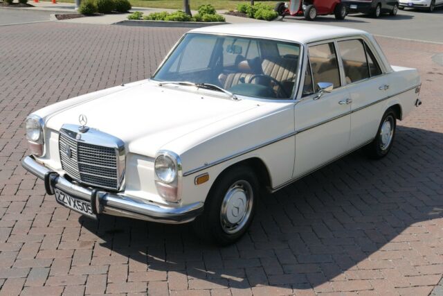 Mercedes-Benz 200-Series 1972 image number 23