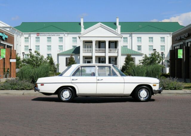 Mercedes-Benz 200-Series 1972 image number 28