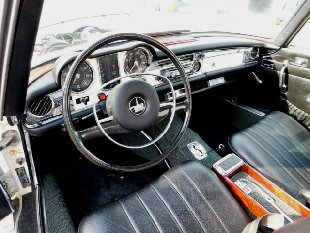 Mercedes-Benz SL-Class 1969 image number 32