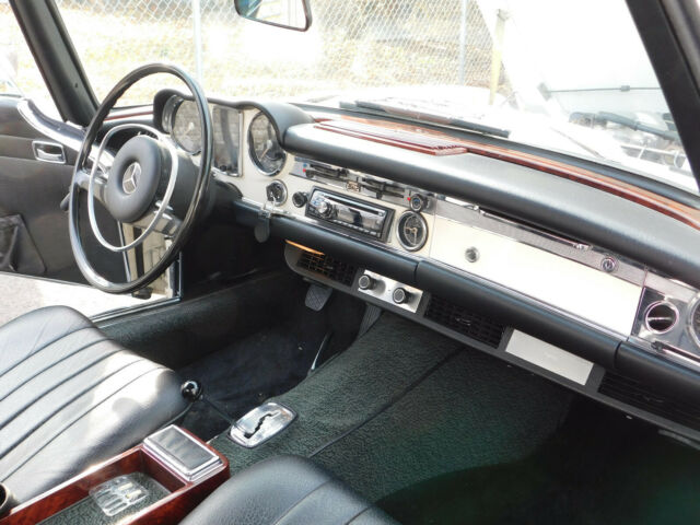 Mercedes-Benz SL-Class 1969 image number 36