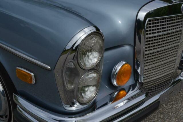 Mercedes-Benz 200-Series 1972 image number 36