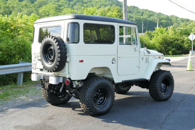 Toyota Land Cruiser 1971 image number 1