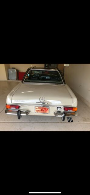 Mercedes-Benz SL-Class 1970 image number 25