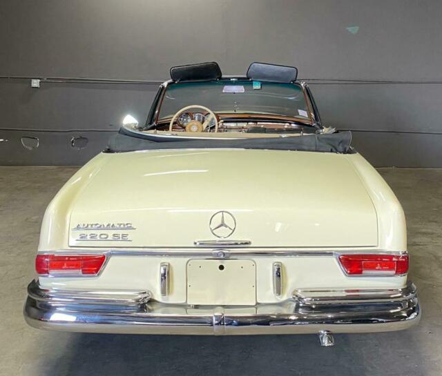 Mercedes-Benz 200-Series 1965 image number 13