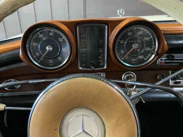 Mercedes-Benz 200-Series 1965 image number 45