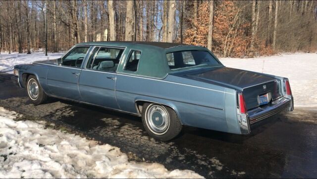 Cadillac Fleetwood 1977 image number 0