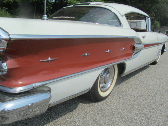 Pontiac Bonneville 1958 image number 2