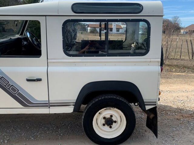 Land Rover Defender 1900 image number 23