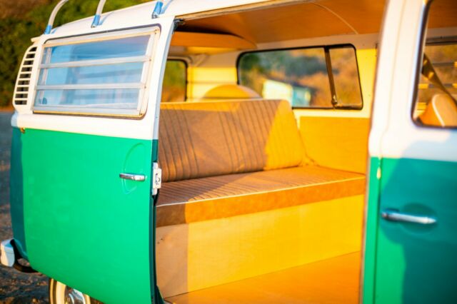 Volkswagen Bus/Vanagon 1973 image number 4