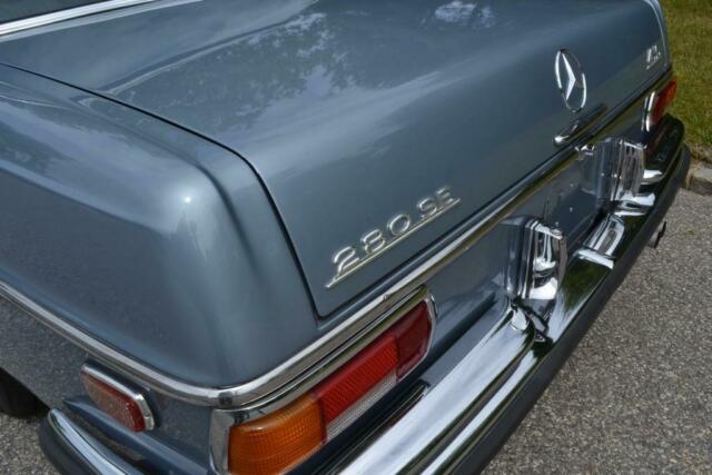 Mercedes-Benz 200-Series 1972 image number 40