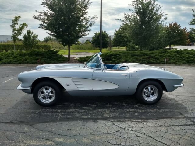 Chevrolet Corvette 1961 image number 0