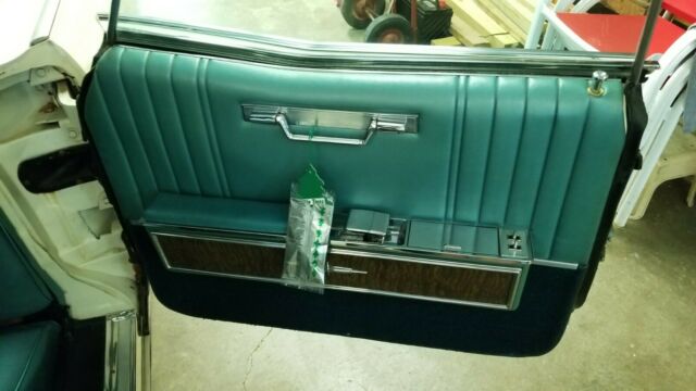 Lincoln Continental 1967 image number 32