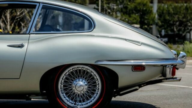 Jaguar E-Type 1971 image number 27