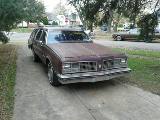 Oldsmobile Custom Cruiser 1979 image number 14