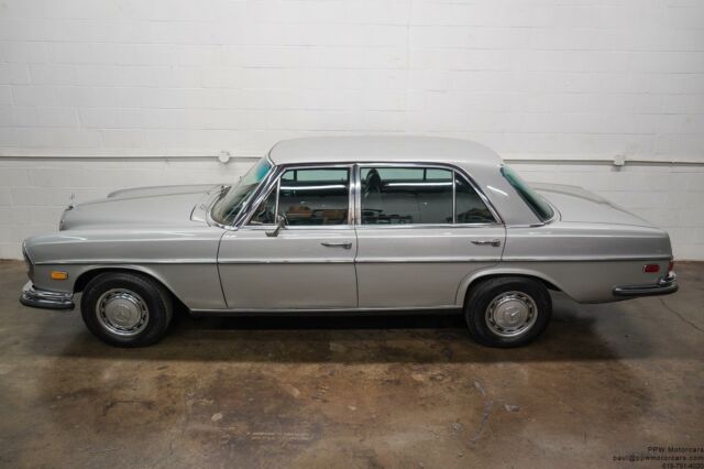 Mercedes-Benz 300-Series 1972 image number 15