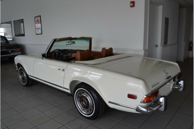 Mercedes-Benz SL-Class 1971 image number 31