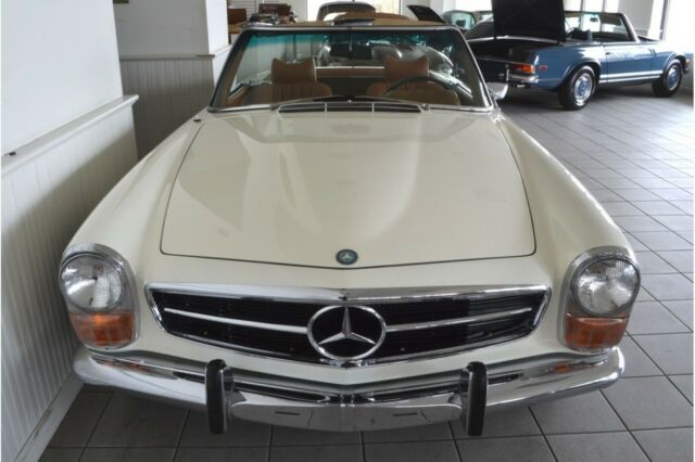 Mercedes-Benz SL-Class 1971 image number 35