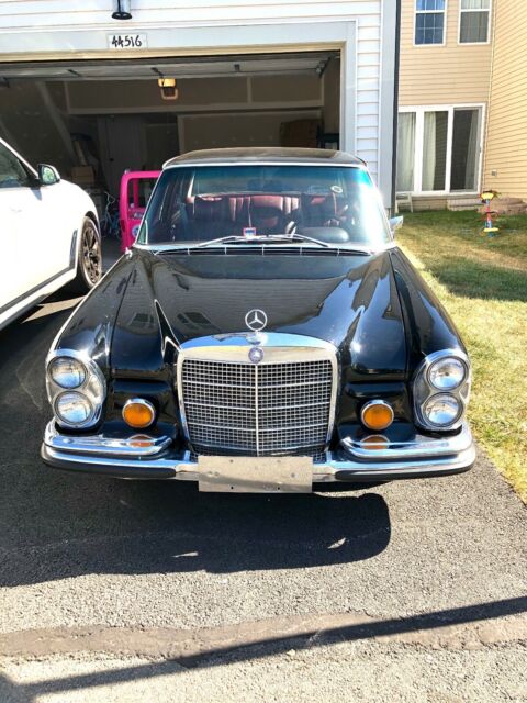 Mercedes-Benz 200-Series 1971 image number 1