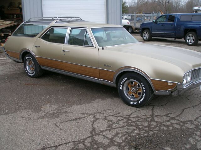 Oldsmobile Custom Cruiser 1969 image number 0