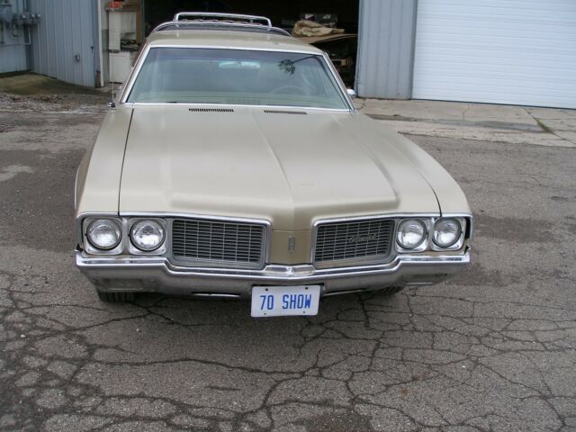 Oldsmobile Custom Cruiser 1969 image number 1