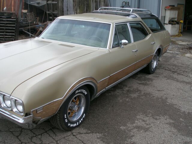 Oldsmobile Custom Cruiser 1969 image number 2