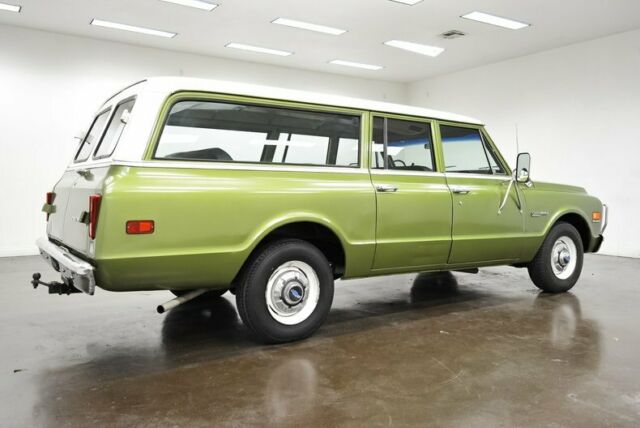 Chevrolet Suburban 1971 image number 6