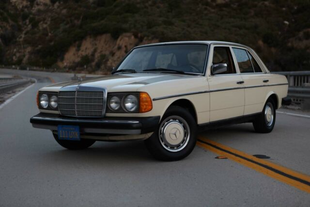 Mercedes-Benz 200-Series 1978 image number 0