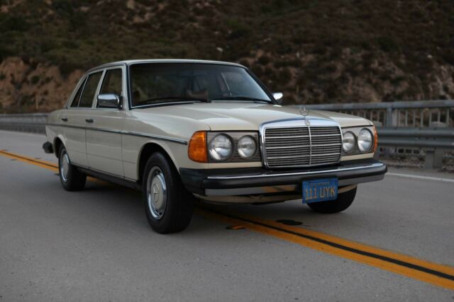 Mercedes-Benz 200-Series 1978 image number 2