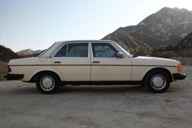 Mercedes-Benz 200-Series 1978 image number 27