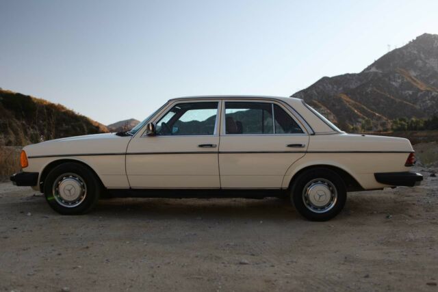 Mercedes-Benz 200-Series 1978 image number 28