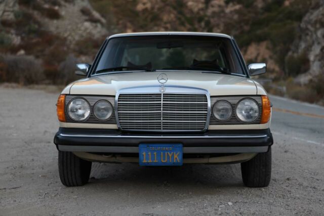 Mercedes-Benz 200-Series 1978 image number 29