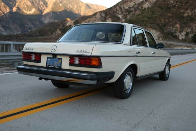 Mercedes-Benz 200-Series 1978 image number 30