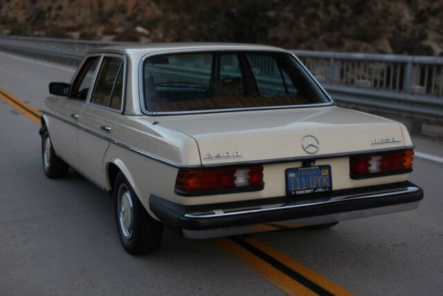 Mercedes-Benz 200-Series 1978 image number 31