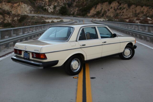 Mercedes-Benz 200-Series 1978 image number 32