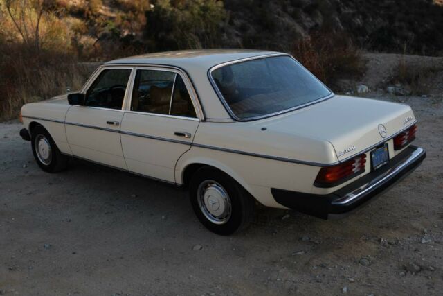 Mercedes-Benz 200-Series 1978 image number 9