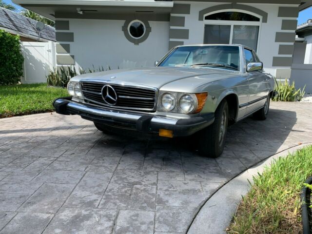 Mercedes-Benz SL-Class 1977 image number 17