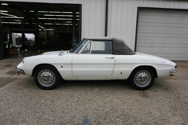 Alfa Romeo Spider 1967 image number 1