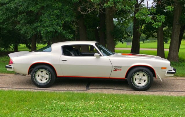 Chevrolet Camaro 1977 image number 28