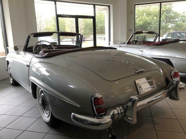 Mercedes-Benz SL-Class 1961 image number 30