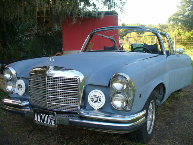 Mercedes-Benz 200-Series 1970 image number 12