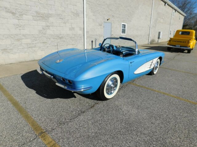 Chevrolet Corvette 1961 image number 18