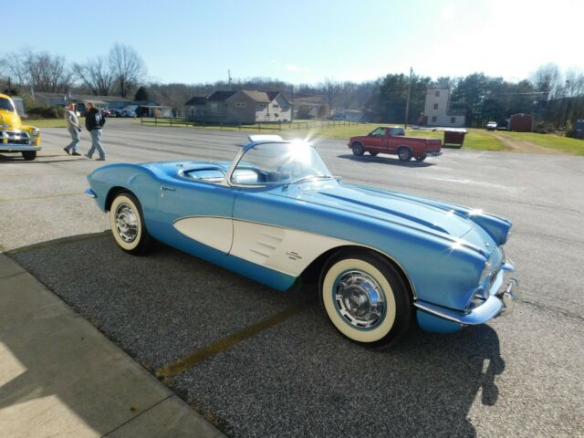 Chevrolet Corvette 1961 image number 30