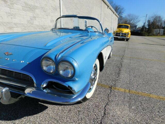 Chevrolet Corvette 1961 image number 32